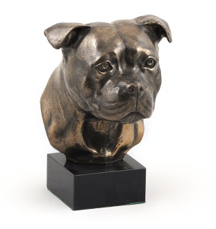 Staffordshire Bull Terrier głowa na kamieniu Art-Dog